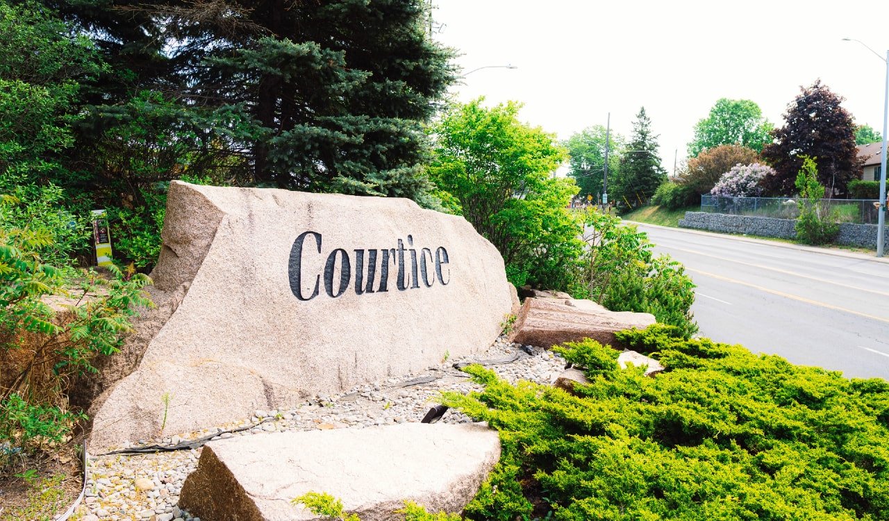 Courtice, Ontario rock welcome sign