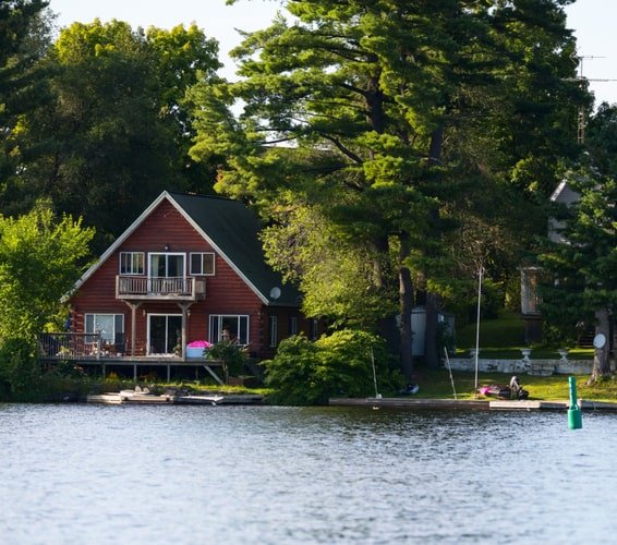 Grogeous cottage home on Lake Ontario